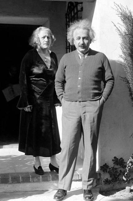 Albert Einstein és felesége, Elsa, a kaliforniai Pasadenában, a lakhelyükön - 1931