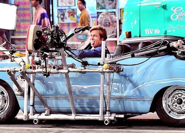 Brad Pitt a Volt egyszer egy Hollywood forgatásán.