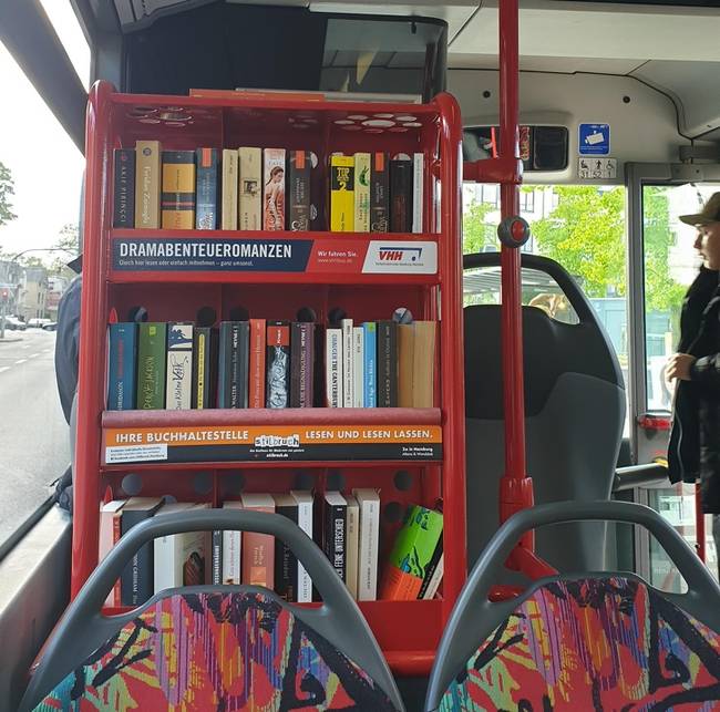 Mobil könyvtár, hogy a buszon utazók olvasással üthessék el az időt.