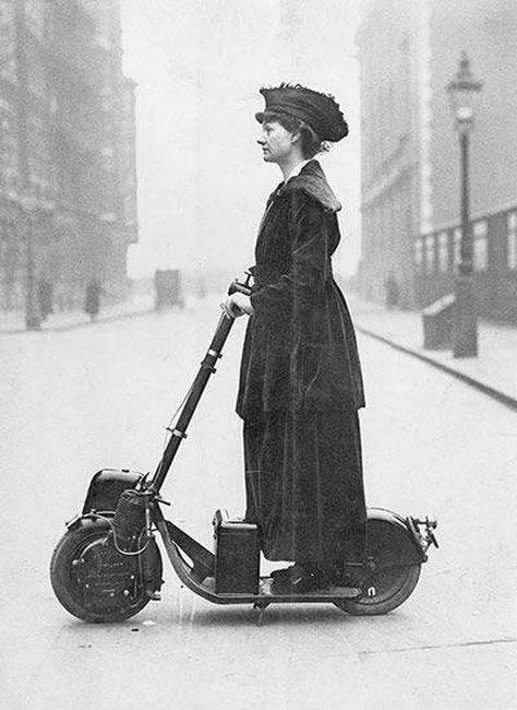 Autopeden utazó hölgy, 1916-ban.