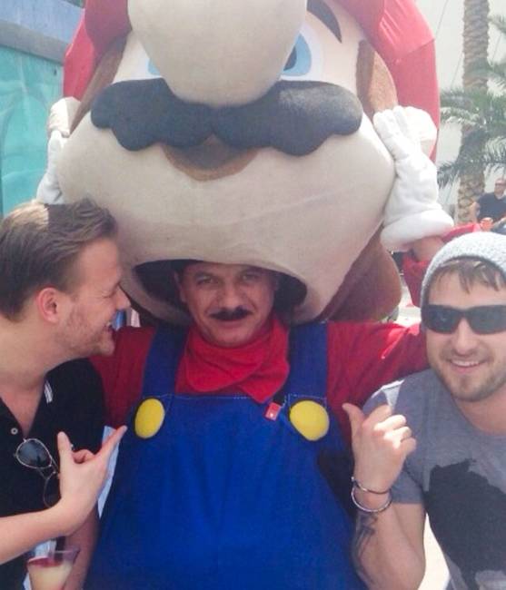 Ennek a Super Mario jelmeznek belsejében egy valódi Super Mario bujkált... :D
