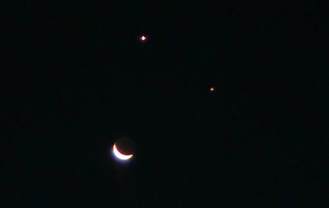 2010. május 16-án a Vénusz, a Hold és a Jupiter egyszerre volt látható az égbolton.