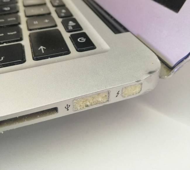 Egy jó tanács: soha ne szállíts reszelt parmezánnal teli zacskót és egy laptopot ugyanabban a táskában.