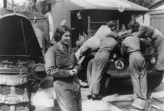 II. Erzsébet brit királynő mentős sofőrként dolgozott a második világháború idején.