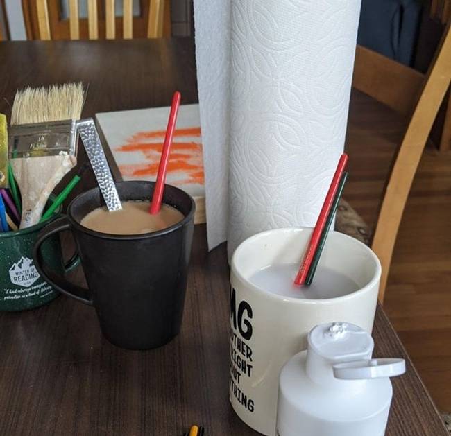 „Emlékeztető: soha ne tedd a kávéd a vízfesték mellé."