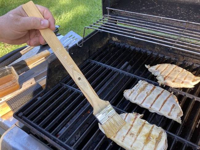 „Apámnak szüksége volt egy grillecsetre, ezért vonalzóra szegecselt egy festőecsetet."