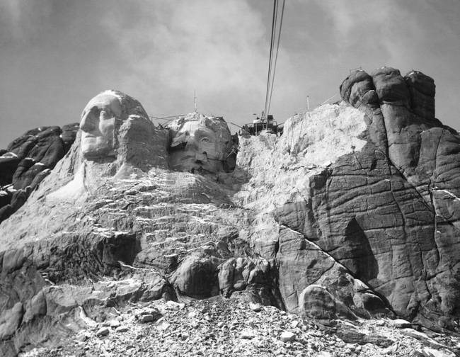 A Rushmore-hegy formázása 1930-ban. A négy nagy amerikai elnök megformázása közben, mint egy 500 millió tonna követ távolítottak el a hegyről.