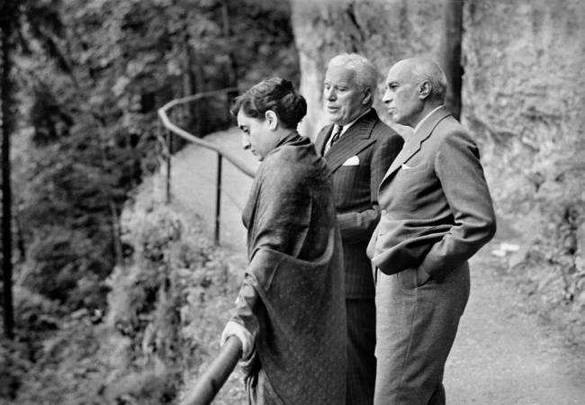 Indira Gandhi, Charlie Chaplin és Dzsaváharlál Nehru 1953-ban, Svájcban.