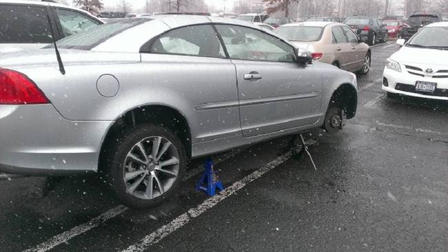 Nem tudott leparkolni tőle…köszöni szépen, cserébe elvitte egy kerekét engesztelésül.