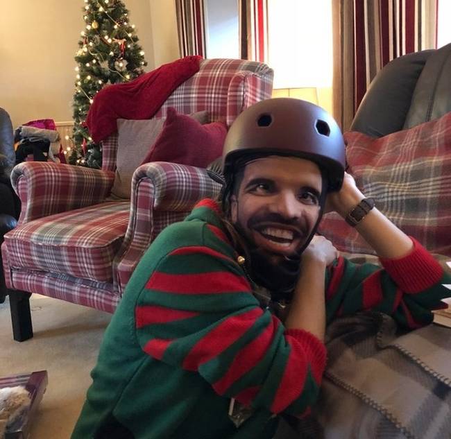 „Kerékpáros sisakot adtam a barátnőmnek, a húga egy Drake-es maszkot. Ez a két ajándék együtt tökéletes."