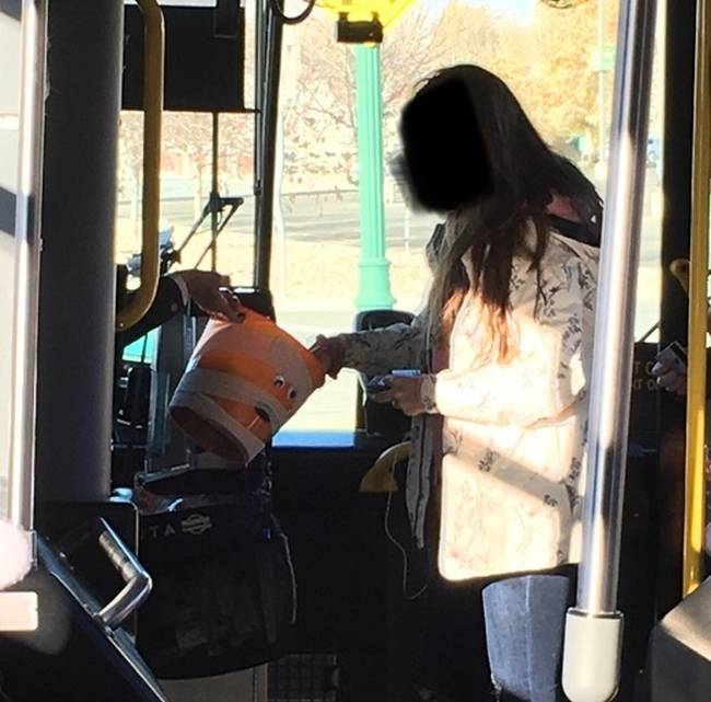 A buszvezető édességgel kínálja a diákokat.