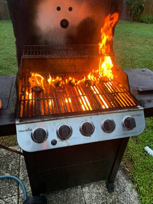 „Megfeledkeztem a grillben hagyott húspogácsáktól, az eredményen pedig még a grillsütőm is meglepődött."