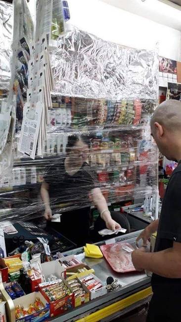 Hogy véd-e valamit? Őszintén szólva nem tudjuk. De ha ő ettől biztonságosabban érzi magát, már megérte.