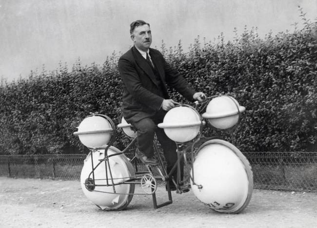 Kétéltű kerékpár 1932-ben, Franciaországban.