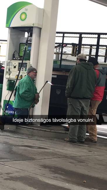 Nem szerencsés ilyesmit csinálni egy benzinkúton.