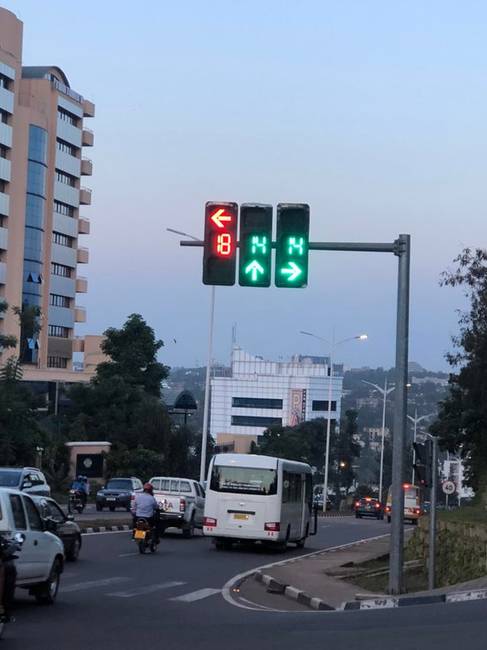 Kigaliban a közlekedési lámpák mutatják, hogy hány másodperc múlva fognak átváltani, így az senkit nem ér váratlanul.