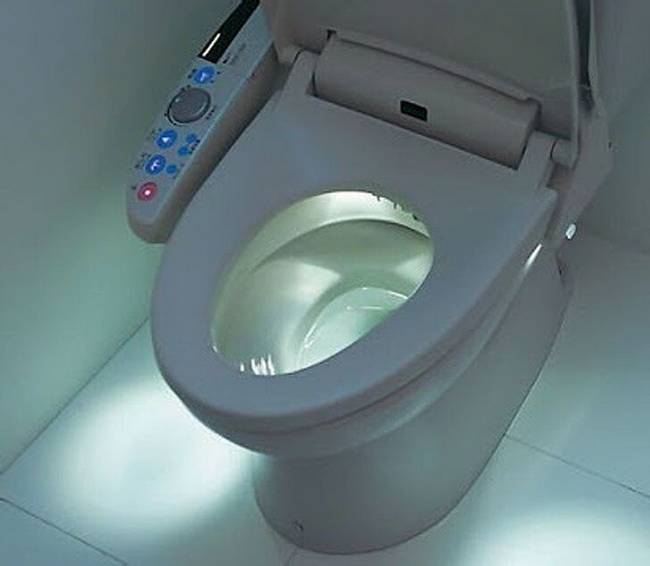 Egy okos-WC, amin több a gomb, mint a távirányítómon.