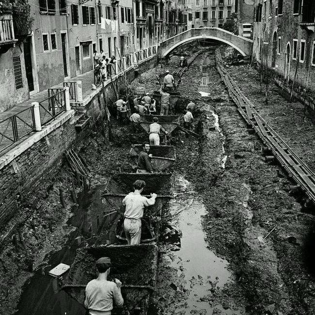 1956-ban teljesen lecsapolták a velencei csatornákat, hogy kitisztíthassák.