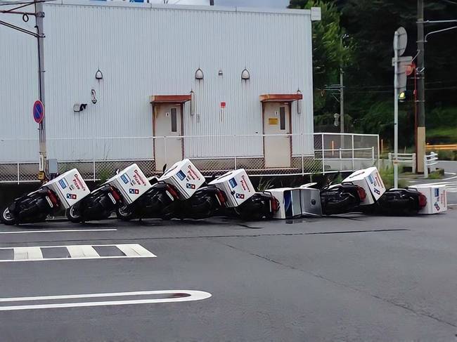 A Domino Pizzéria motorjai úgy dőltek fel, mint a dominó.