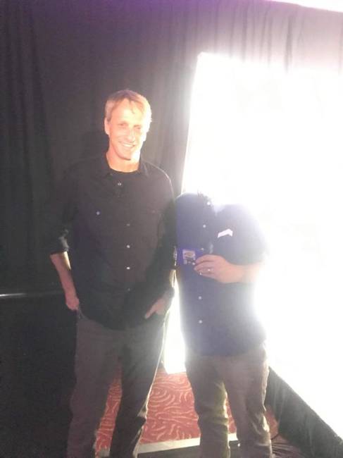 „A barátom alig várta, hogy összeálljon egy közös fotóra a kedvenc gördeszkásával, Tony Hawk-kal. Ez a fotó született."