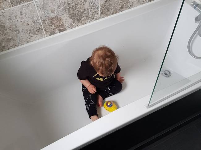 „WC-re kellett mennem, de nem hagyhattam egyedül a fiamat a szobában. Kiderült, hogy a fürdőkád öt csillagos gyerekmegőrző ilyen esetekre, ajánlom mindenkinek."