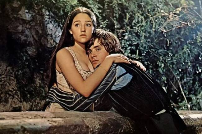 William Shakespeare "Rómeó és Júlia" című darabjában nincs erkély jelenet, mivel akkoriban ritkaságnak számítottak. Az eredeti változatban Romeo csak egy ablak előtt állt.