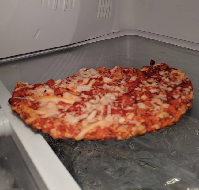 „Így rakja el a pizzát a férjem a hűtőszekrénybe."