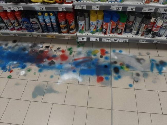 „Azok az emberek, akik a padlón próbálják ki a festékszórót...”