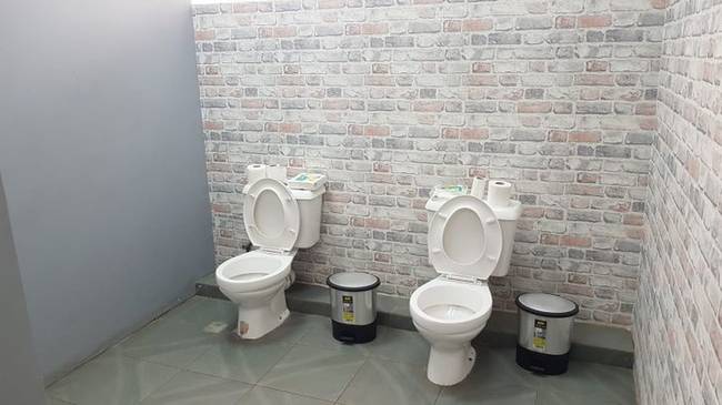 Egy étterem vécéje, kizárólag igaz barátoknak.