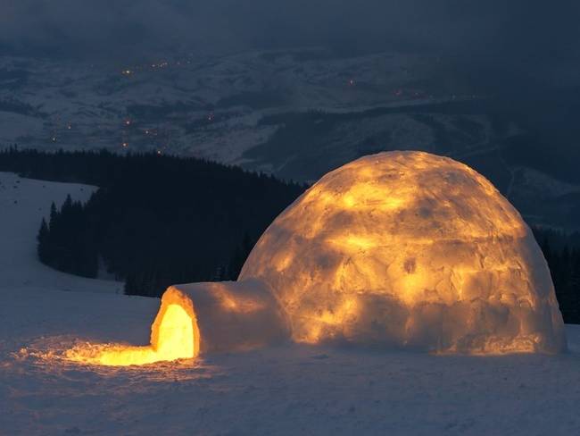 Így néz ki egy iglu, ha tüzet gyújtanak benne.