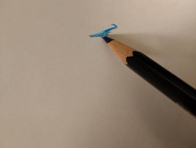 Egy fekete borítású ceruza, ami legnagyobb meglepetésre mégis kéken ír.