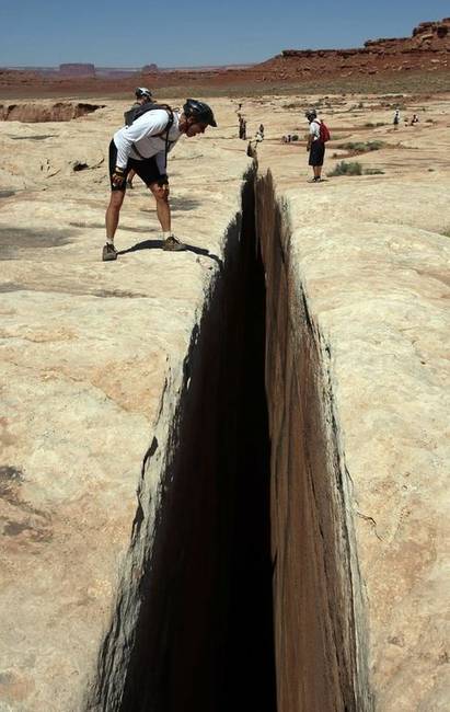 Fekete hasadék a White Rim útvonalon, Utah-ban. A repedés maga több száz méter hosszú, mélysége nem ismert.