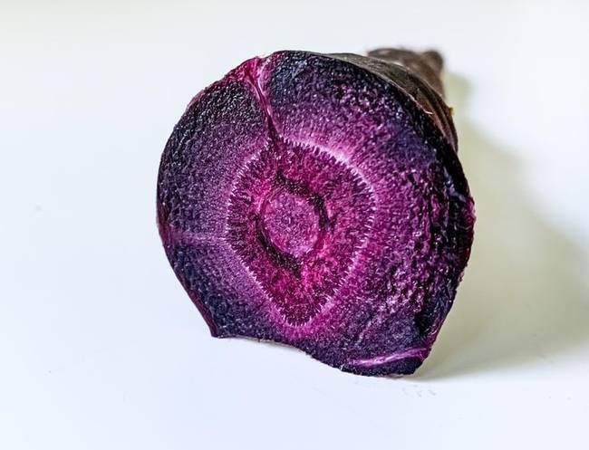 „Így néz ki belülről a lila sárgarépám."