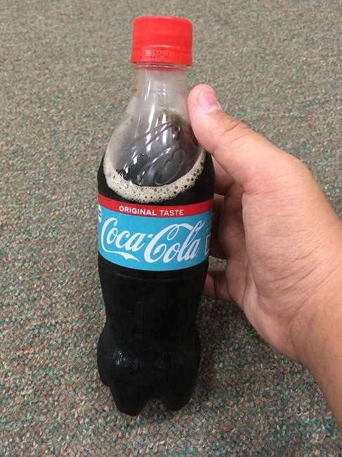 Kék címkés Coca Cola.