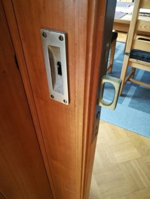 „Mi ez a fém toldalék a tolóajtómon?"
