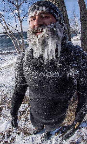 Egy extrém téli szörfözés végeredménye.