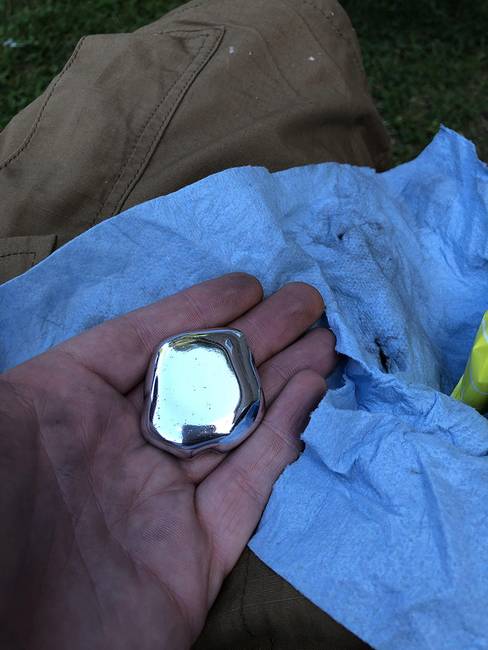 Ilyen fényes követ kapunk, ha több sörös dobozt egybe olvasztunk.