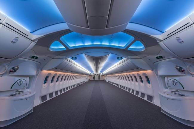 Egy Boeing 787-es repülőgép üres belseje.