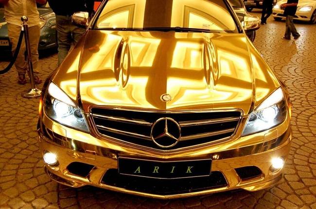 Szín aranyból készült Mercedes.