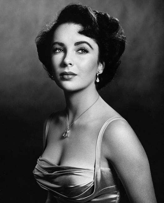 Elizabeth Taylor 17 évesen. Tény, hogy gyönyörű, de legalább 30 évesnek néz ki ezen a fotón.