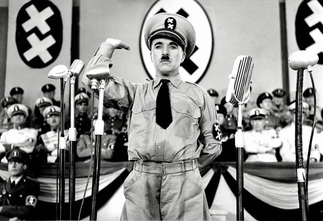 Charlie Chaplin és Adolf Hitler ugyanabban az évben (1889) születtek. Chaplin később Hitlert parodizálta A diktátor (1940) című filmben.