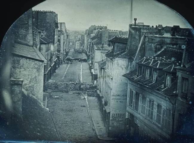 Barikádokról készült fotó Párizs utcáin az 1848-as francia forradalom idején.