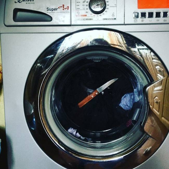 A szakadt farmerek és pólók még divatosak, az oké...de mi lesz a szakadt zoknikkal, nadrágokkal?! 🙄