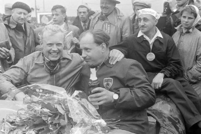 Mike Hawthorn (balra) és másodpilótája, Ivor Bueb (jobbra) a Le Mans-i 1955-ös versenyen aratott győzelem után.