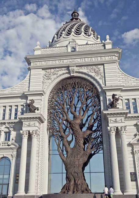 Hatalmas fém fa az orosz Agrárminisztérium épületén.