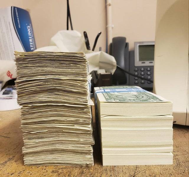 Ez pontosan ugyanannyi bankjegy, csak a bal oldali oszlopban lévők már használtak, a jobb oldaliban lévők pedig vadonatújak.