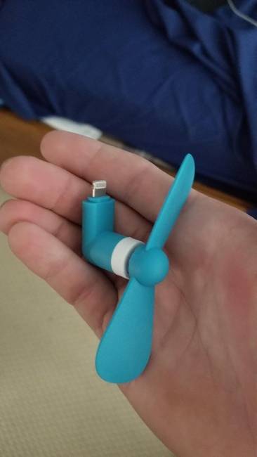 „A húgom bedugta ezt a ventilátort a telefonjába. Néhány perc múlva abbahagyta a forgást, azóta pedig a telefon sem kapcsol be."