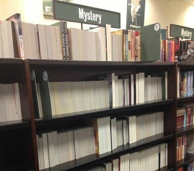 A könyvtár trollja betalálta a rejtély-részleget.
