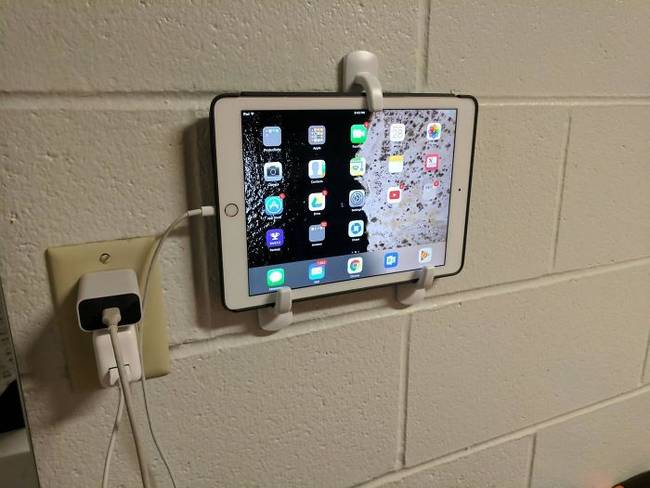 A világ legegyszerűbb falra szerelhető tablet-tartója, mely igény szerint akár TV-ként vagy óraként is funkcionálhat a szobánkban, kollégiumban.