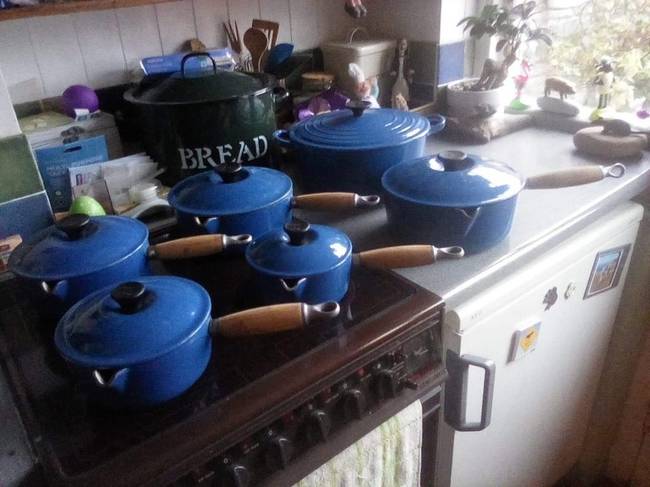 „A helyi bolhapiacon vásároltam ezt a Le Creuset edénykészletet csupán 2 fontért. Idén nagyon korán jött a karácsony."